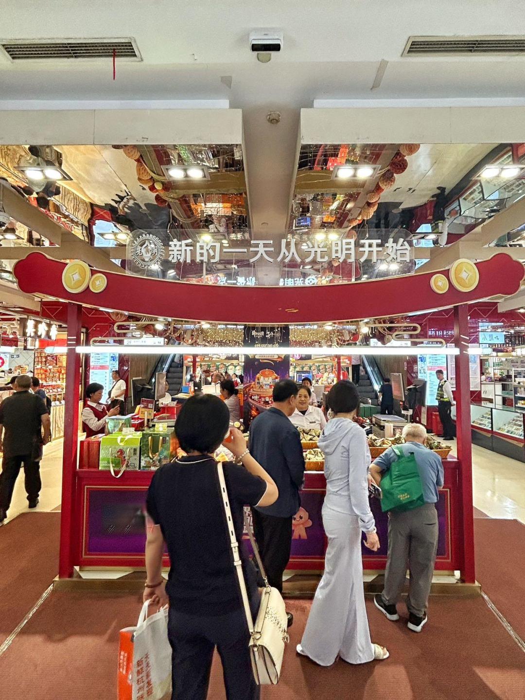 上海老字号粽子热销:经典肉粽排长队,创新口味一座难求