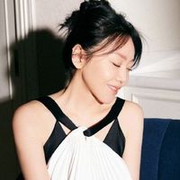闫妮穿出：中年女人想要的减龄效果，T恤+吊带+牛仔裤，时髦高级