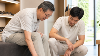 父亲节给爸爸买鞋咋选？足力健、运动鞋、凉鞋、皮鞋适用场景对比