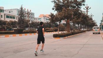 夜跑党必看！马孔多2026新款T恤凭“织入式反光纱”火出圈