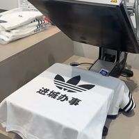 阿迪达斯“城里办事”翻车变爆款，一场翻译事故如何逆袭成营销神操作？