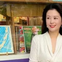 50多岁妈妈的“反油腻”打扮秘笈：头发烫卷，裙长过膝，体态优雅