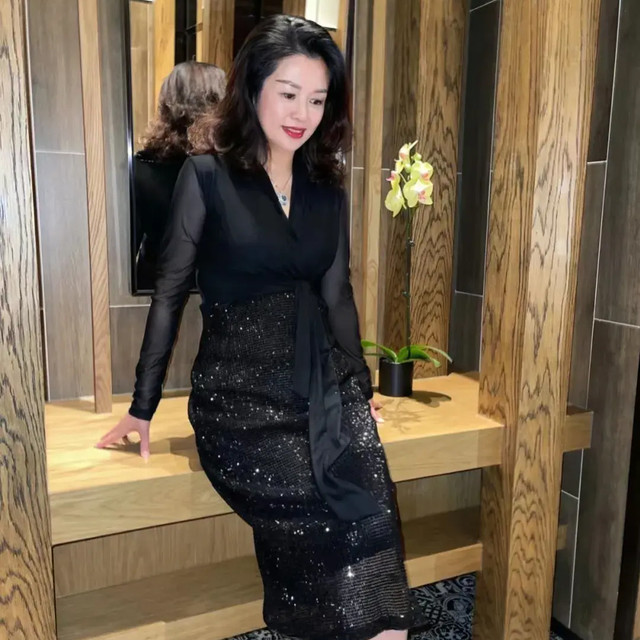 50多岁妈妈的“反油腻”打扮秘笈：头发烫卷，裙长过膝，体态优雅