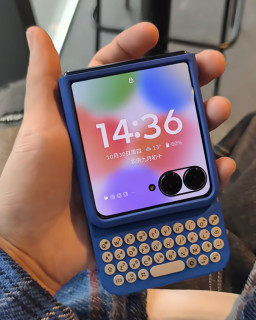 复古键盘壳搭配moto razr算不算颜值天花板？