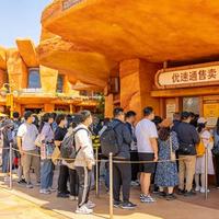 上海迪士尼vs香港迪士尼：谁更值得玩？排队、沉浸感、节奏全对比