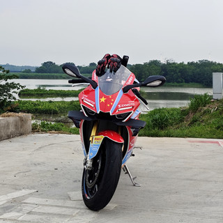 一车一景一盛事！驾张雪500RR，观三人燕尾龙舟赛！