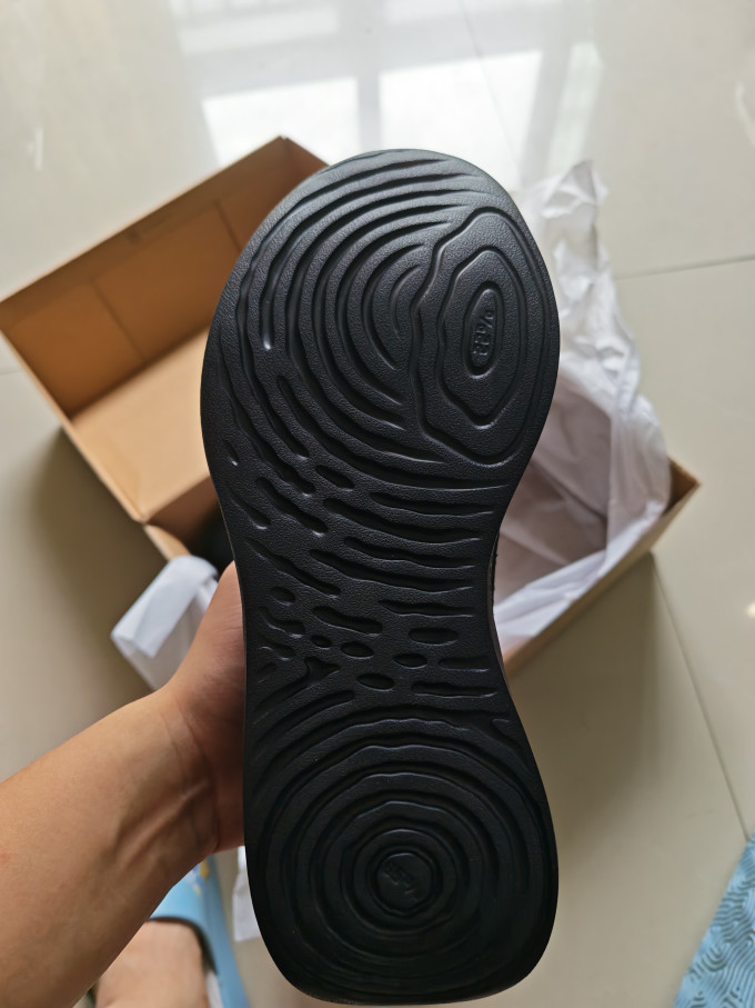 安踏训练鞋