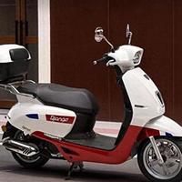 1.7万买水冷ABS复古踏板？姜戈150硬刚Vespa，实用派VS情怀党怎么选
