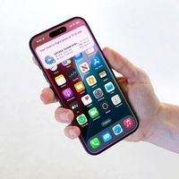 苹果放弃自研大模型，iOS 27让Siri变身AI“收费公路”