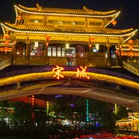 宋城千古情》vs《赴宴者》:全景展演与深度沉浸的两种打开方式