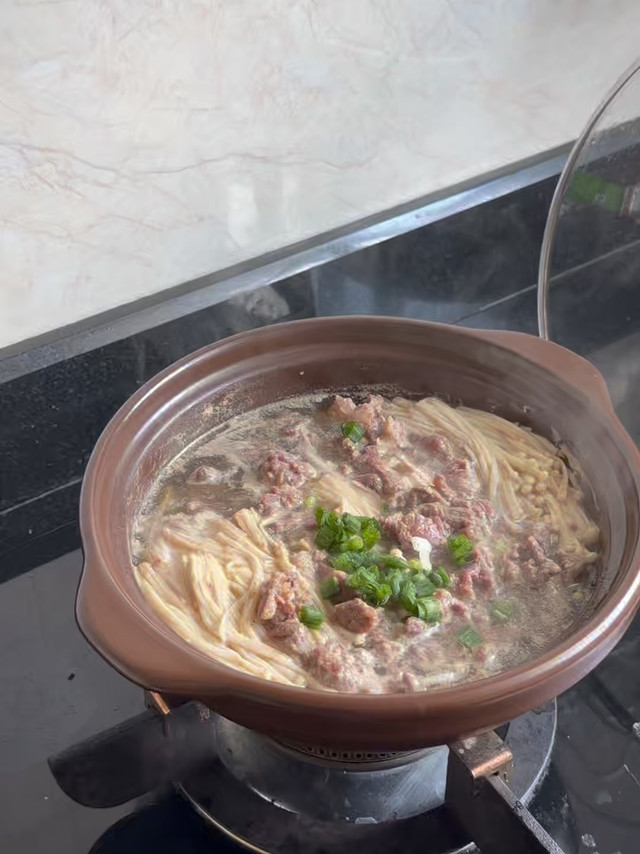 简单一人食—一酸汤金针菇牛肉～