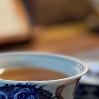 白瓷提梁壶：岁月中的温柔陪伴