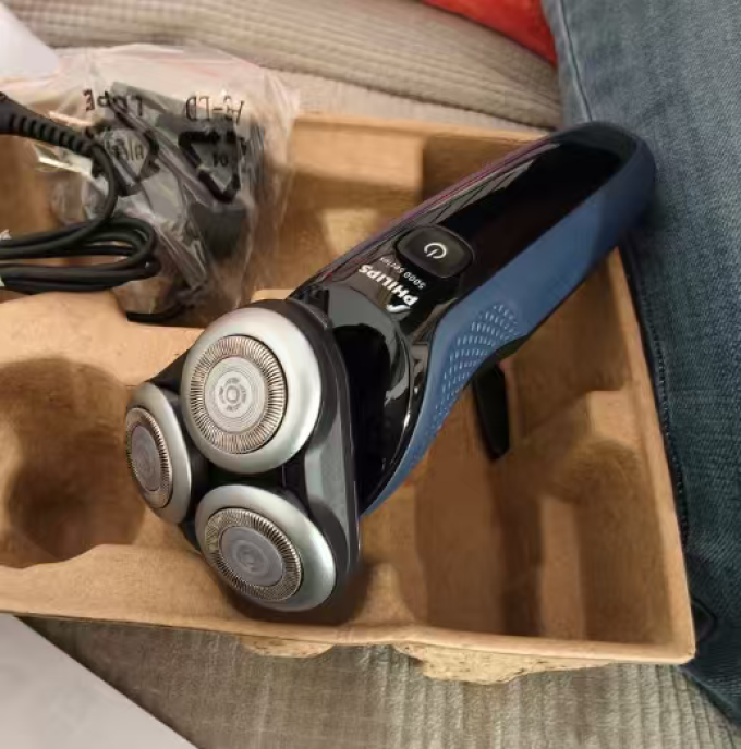 飞利浦电动剃须刀