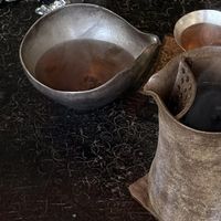 白瓷提梁壶：岁月的温柔陪伴