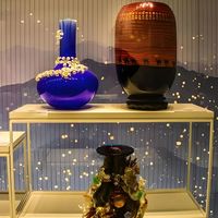 淄博琉璃两大流派揭秘：写实荷花VS抽象蝶翼，你pick哪一种？