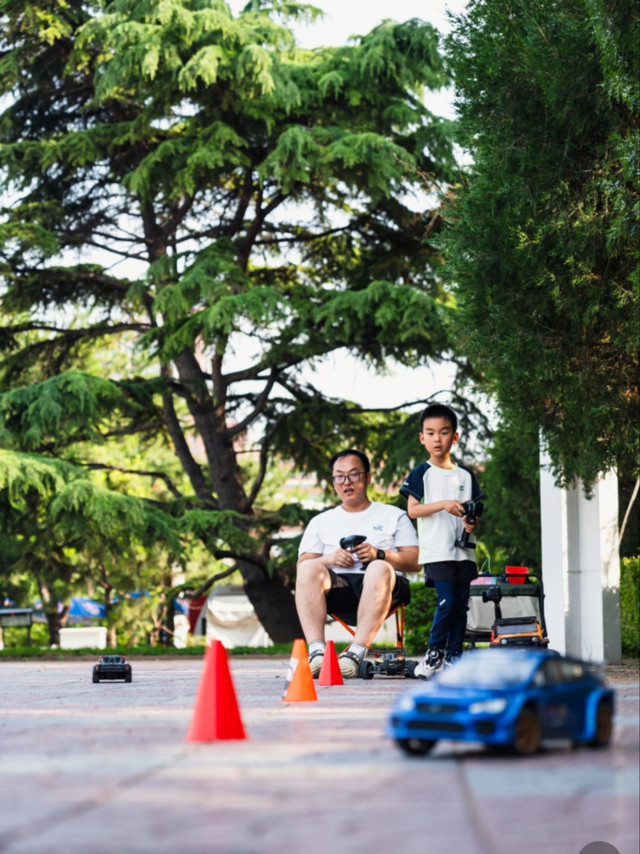父子时光：RC遥控车竞速乐趣
