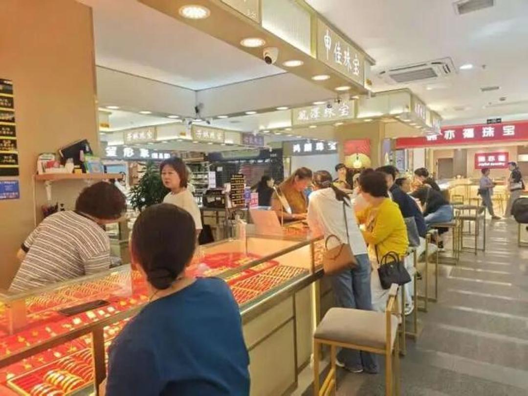 金价大跌上演冰火两重天:刚需族挤爆柜台,投资者谨慎观望