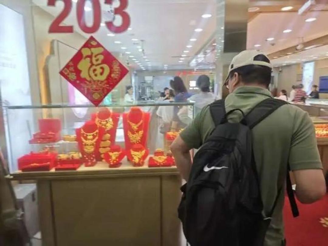 金价大跌上演冰火两重天:刚需族挤爆柜台,投资者谨慎观望