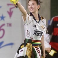 复古球衣穿搭指南：从街头松弛感到高定混搭的两种打开方式