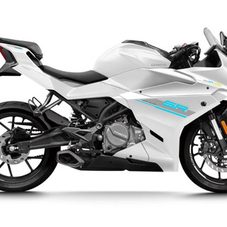 250cc仿赛VS踏板怎么选？春风250SR和RT250深度对比