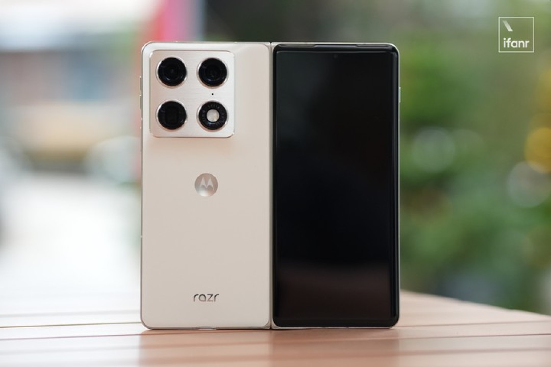 摩托罗拉 Razr Fold 体验:去,把三星的桌子掀了