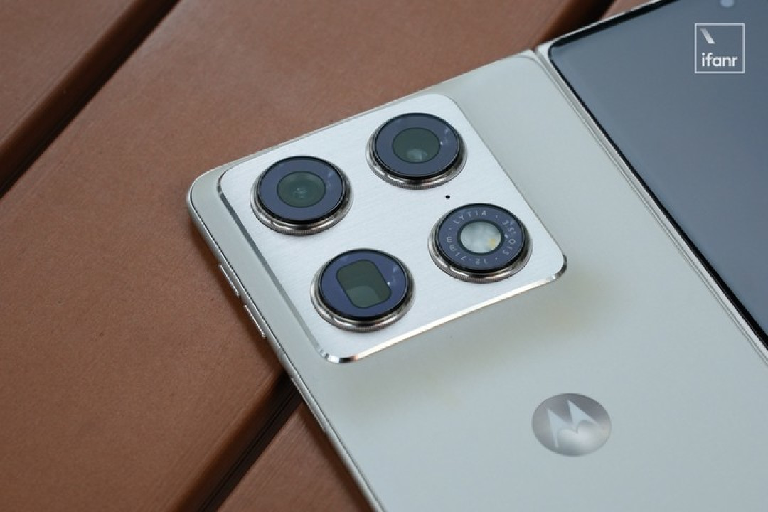 摩托罗拉 Razr Fold 体验:去,把三星的桌子掀了