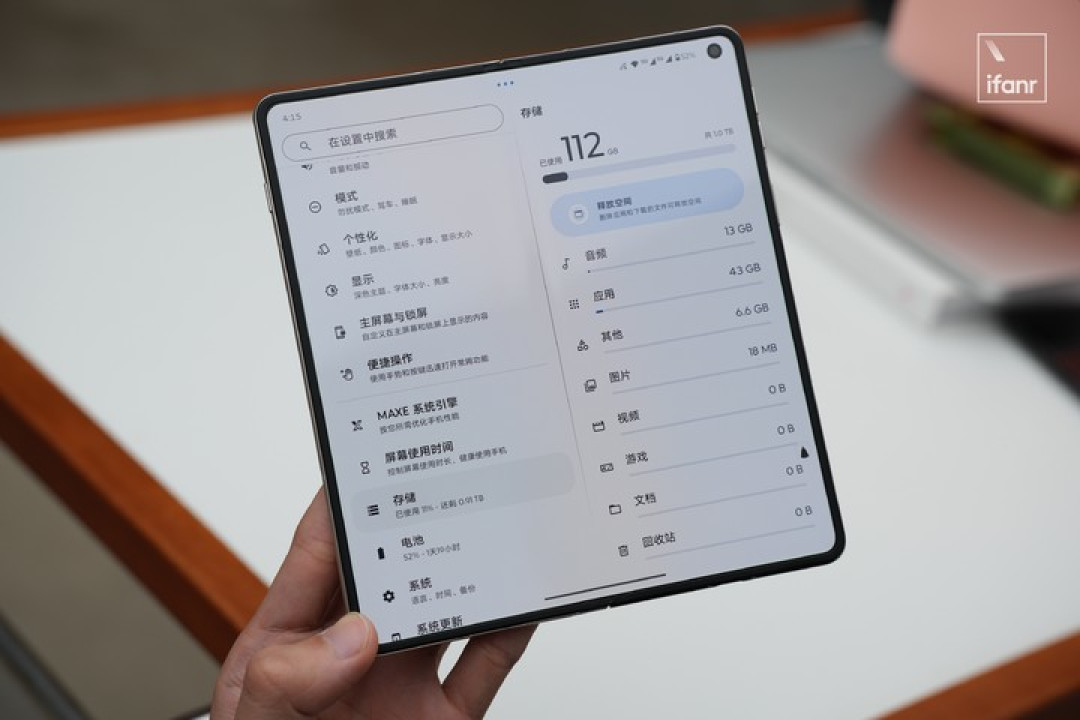 摩托罗拉 Razr Fold 体验:去,把三星的桌子掀了