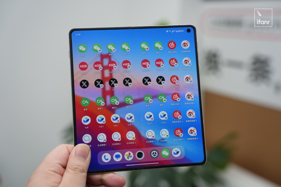 摩托罗拉 Razr Fold 体验:去,把三星的桌子掀了