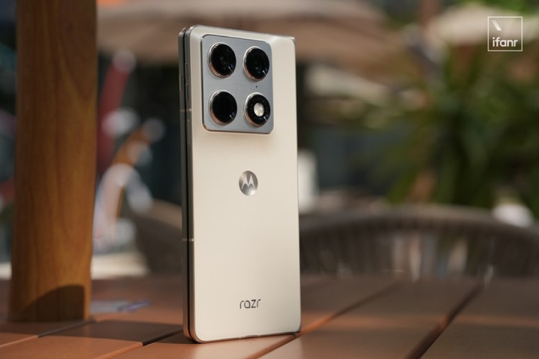 摩托罗拉 Razr Fold 体验:去,把三星的桌子掀了