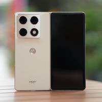 摩托罗拉 Razr Fold 体验：去，把三星的桌子掀了