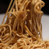 上海冷面为啥根根分明？老字号揭秘蒸煮吹拌四步法和灵魂酱料配比