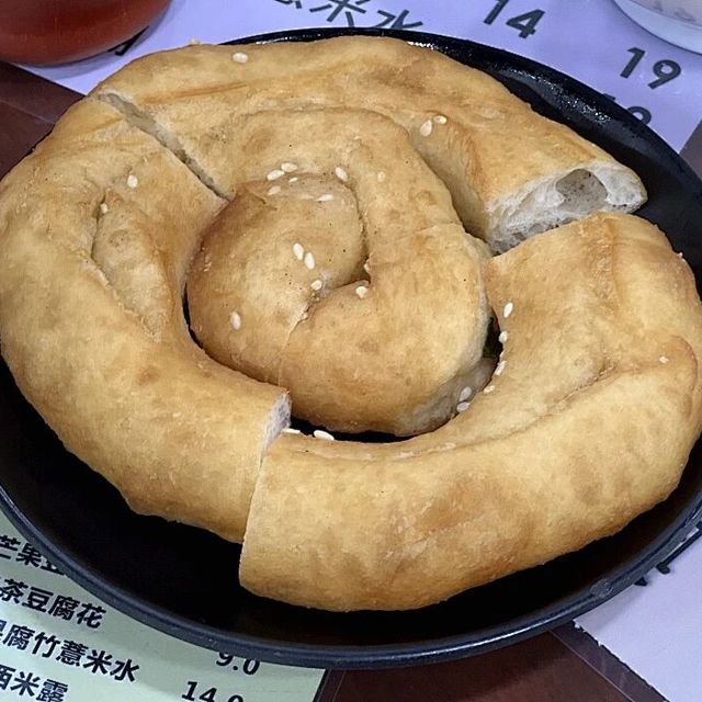 澳门两家老字号粥店大不同：一家30元吃早餐，一家80元吃米其林夜宵