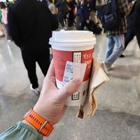 茶颜悦色高铁站点单新规：扫码即做即取，排队超45分钟？