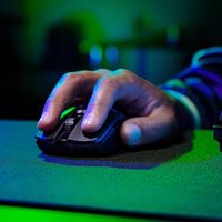 罗技G502 X PLUS vs 雷蛇毒蝰V2 Pro：全能舒适派硬刚轻量电竞王