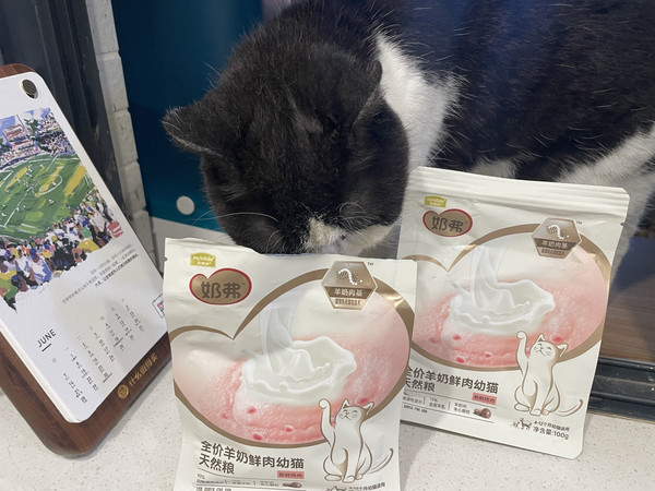 主食稳住，麦富迪羊奶夹心可以当成猫主子的调味小零嘴！