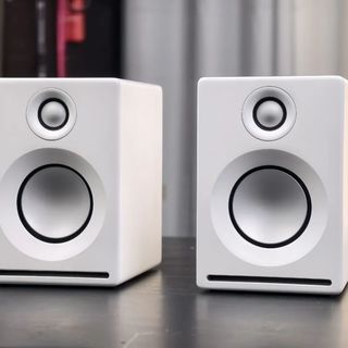 实木/MDF/金属到底选哪个？桌面音箱材质选购避坑指南