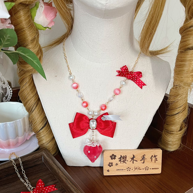 马嘉祺同款Tagi草莓项链卖百元，淘宝几块钱的到底差在哪？