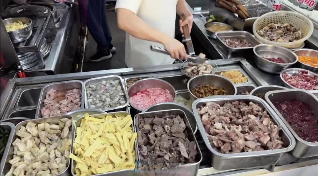 别只知道佛跳墙!福州这碗豪华捞化,上百种料随你加。