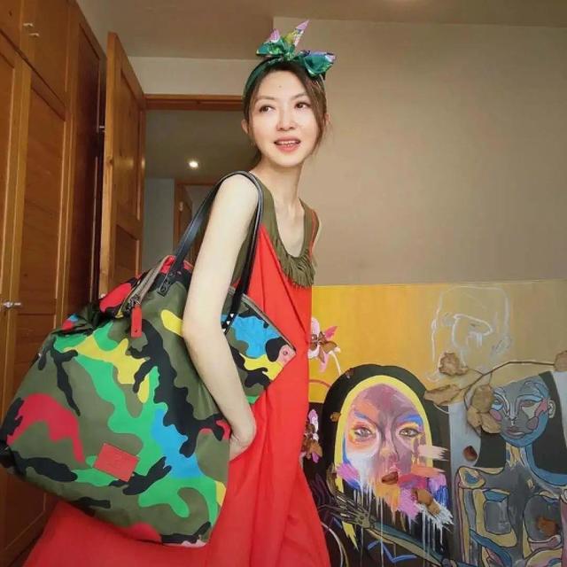 这位妈妈非常惊艳，年龄50多岁，身高154，被全网夸：太年轻了！