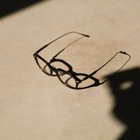 眼镜掉漆不是质量问题！材质选择和保养才是关键