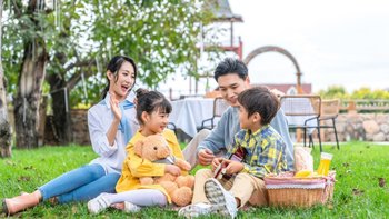一片硬核柔！雀氏铂金装纸尿裤安全认证+34%柔软度实测