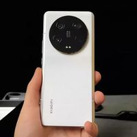 四款顶级影像旗舰握持感横评：谁才是真正适合单手操作的机皇
