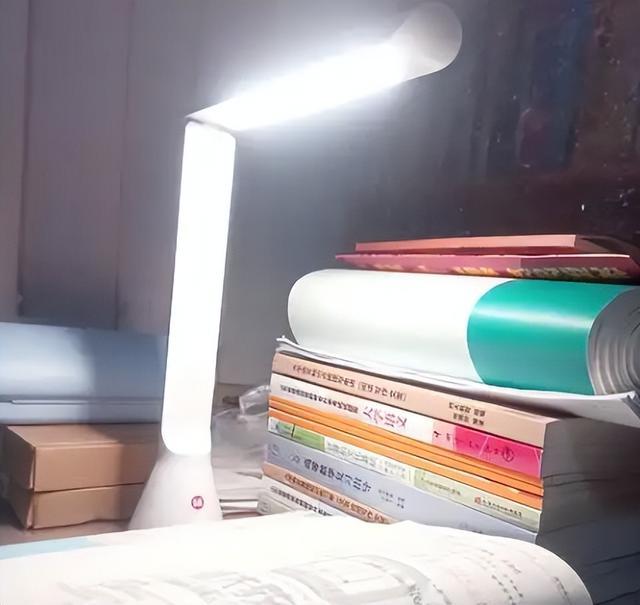 欧普vs飞利浦护眼灯深度测评：3成产品不达标，护眼灯到底怎么选