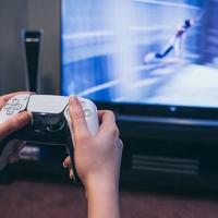 PS5 DualSense新旧版续航实测：旧款6小时，新版直接翻倍？