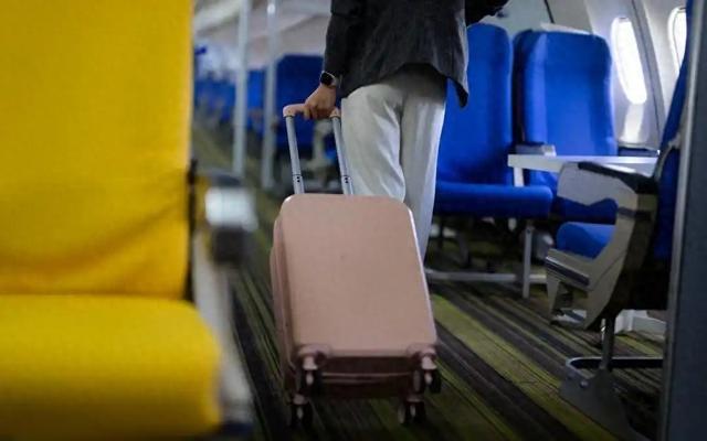 登机口被拦下才傻眼：我的20寸箱子要额外付200块？