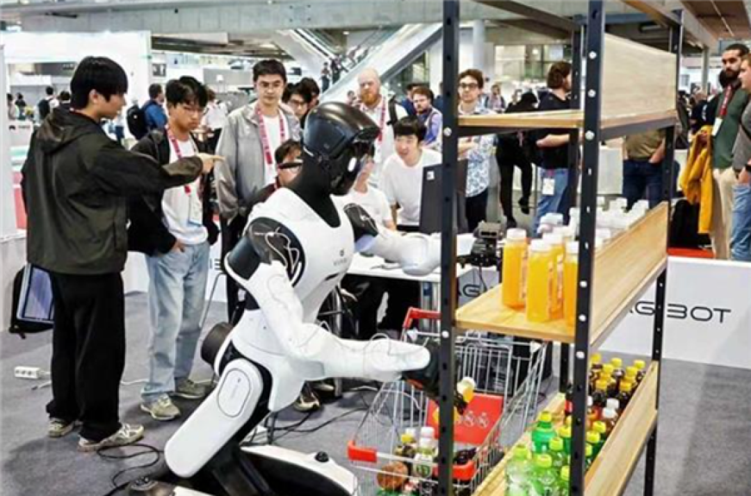 量产新高度!智元第15000台通用人形机器人下线