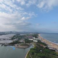 山东人都不知道！日照这处金沙滩沙细水清还免费，5个门各有玩法别再只挤正门了