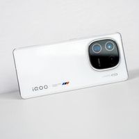 骁龙8Gen3旗舰机跌至2700，iQOO12直屏游戏影像全都要，这价格小米一加都得服
