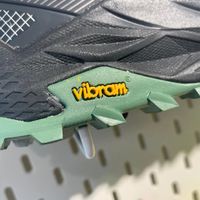 别再被Vibram骗了！不是所有鞋底都防滑，光滑硬地穿上照样摔