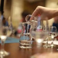 白酒集体"降度"抢年轻人：低度酒市场5年翻近3倍，有人已卖出百亿大单品